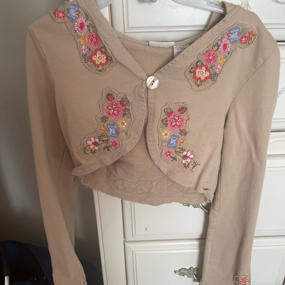 marykateandashley Other - Cropped shirt with button and flowers